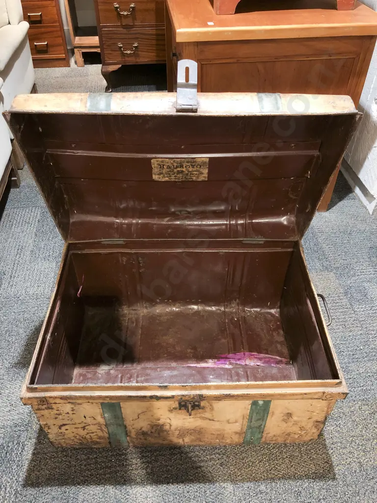 Vintage NZ Tin Trunk Image 1++