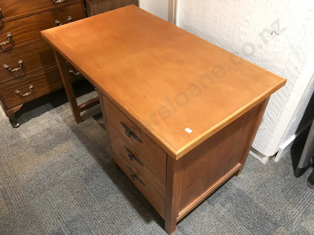 Rimu Desk Image 1++