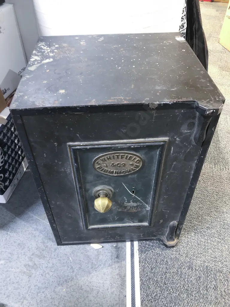 Vintage Cast Iron Safe Image 1++