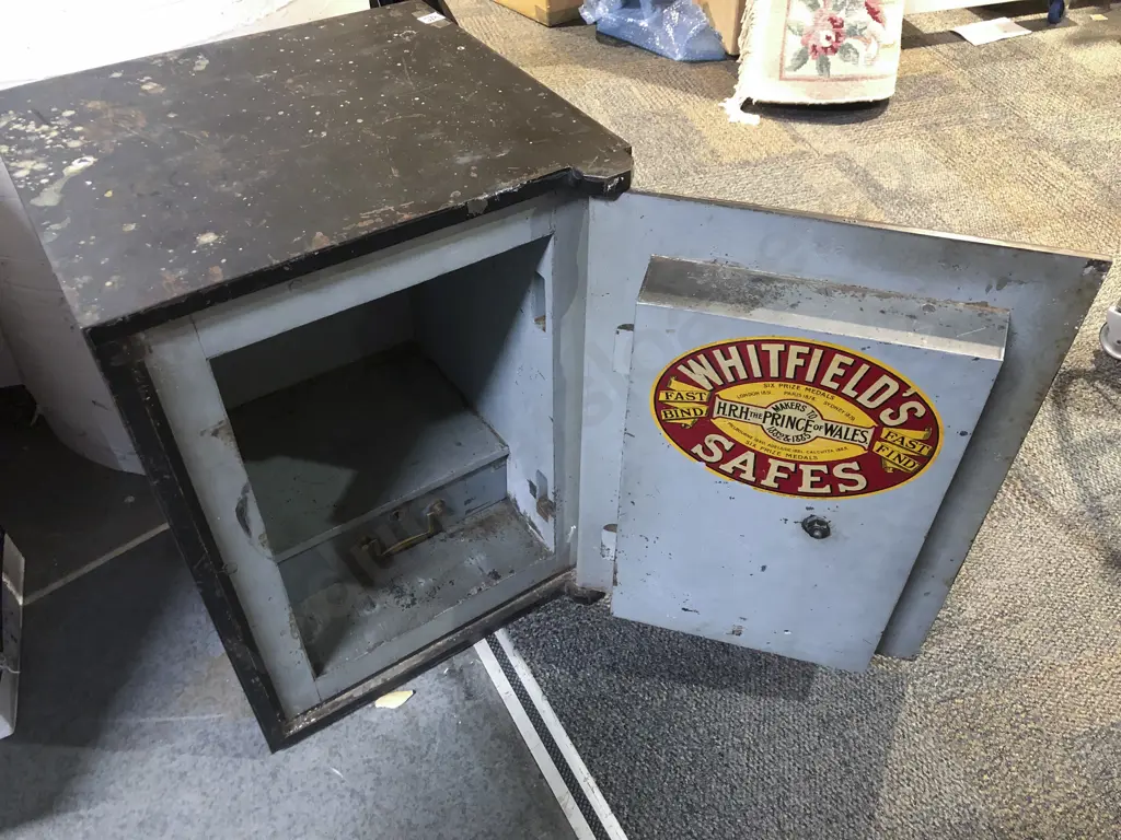Vintage Cast Iron Safe Image 1++