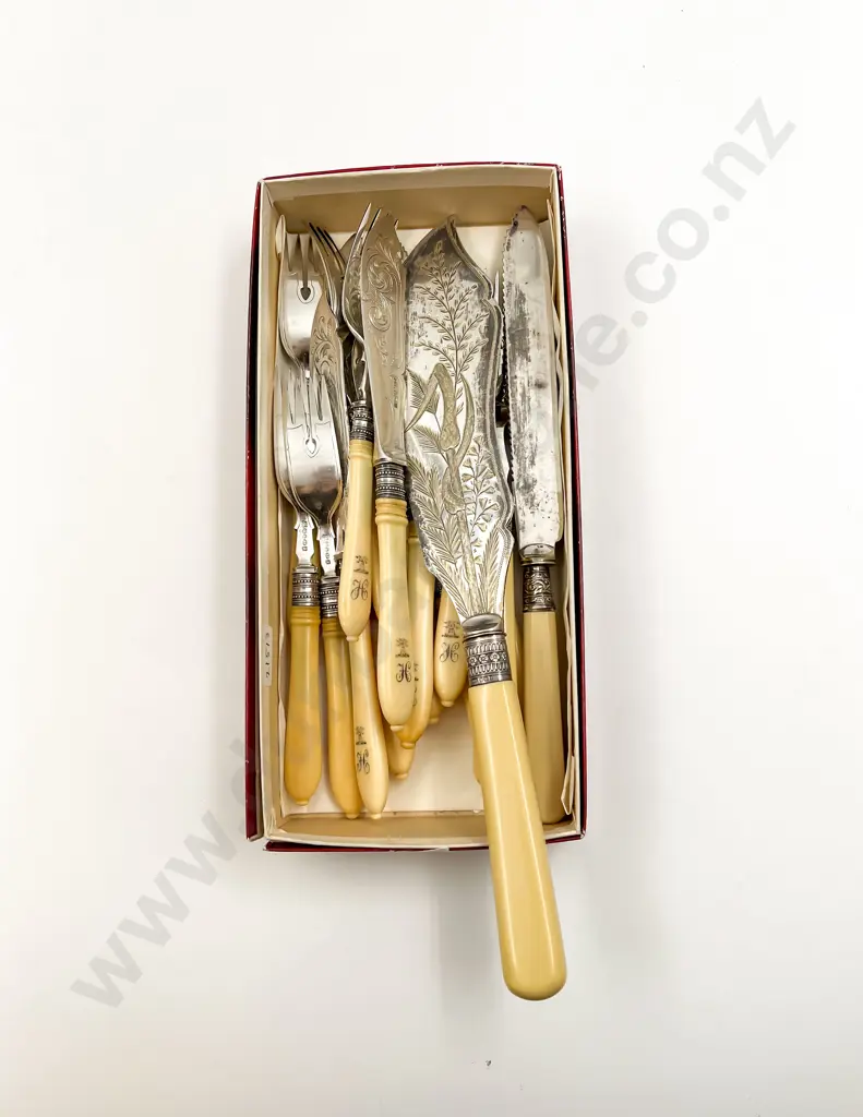 Quantity of Assorted Ivory Handled Cutlery Image 1++