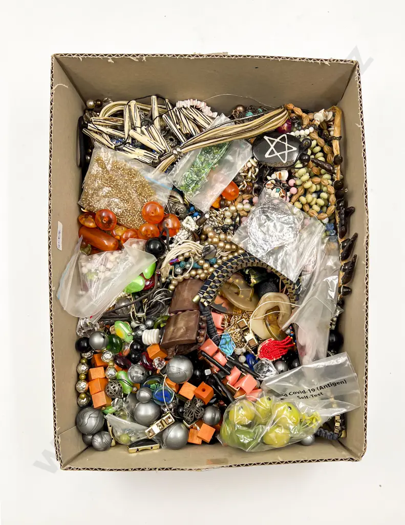 Qty of Assorted Costume Jewellery Image 1++