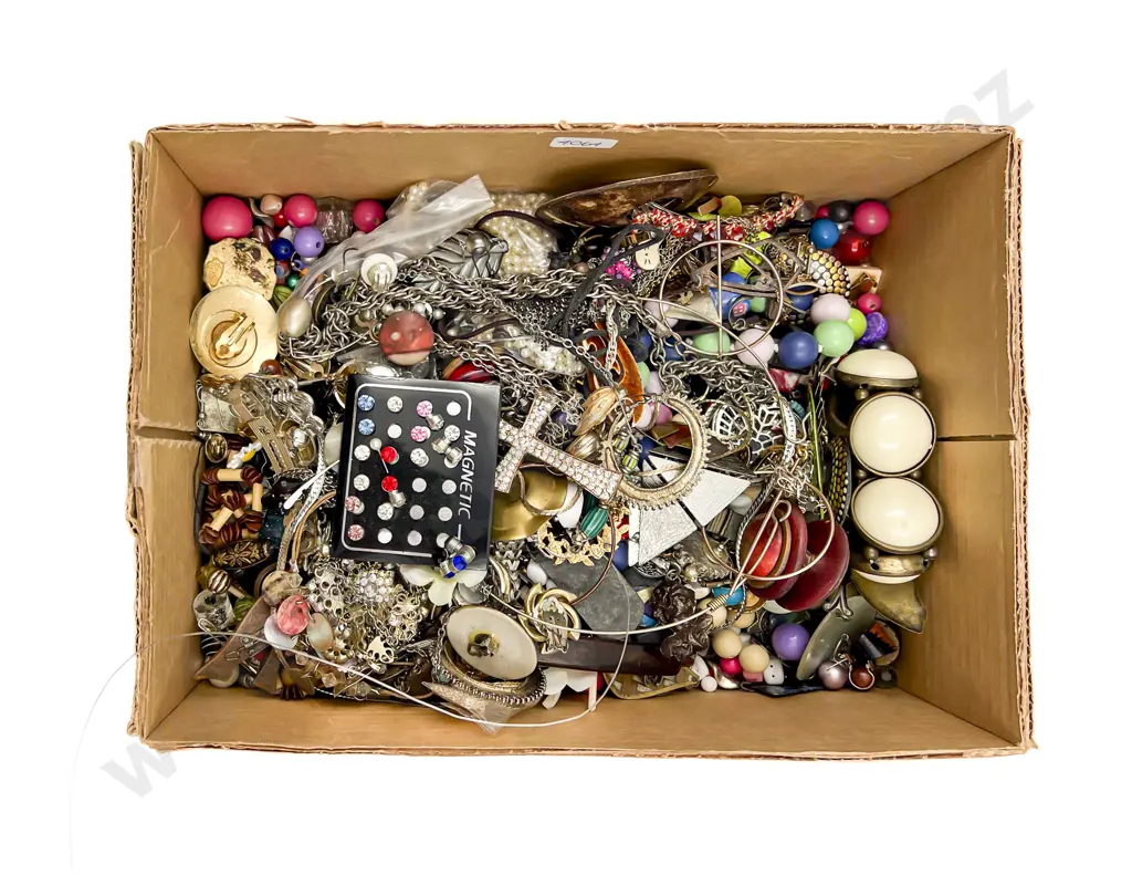 Qty of Assorted Costume Jewellery Image 1++