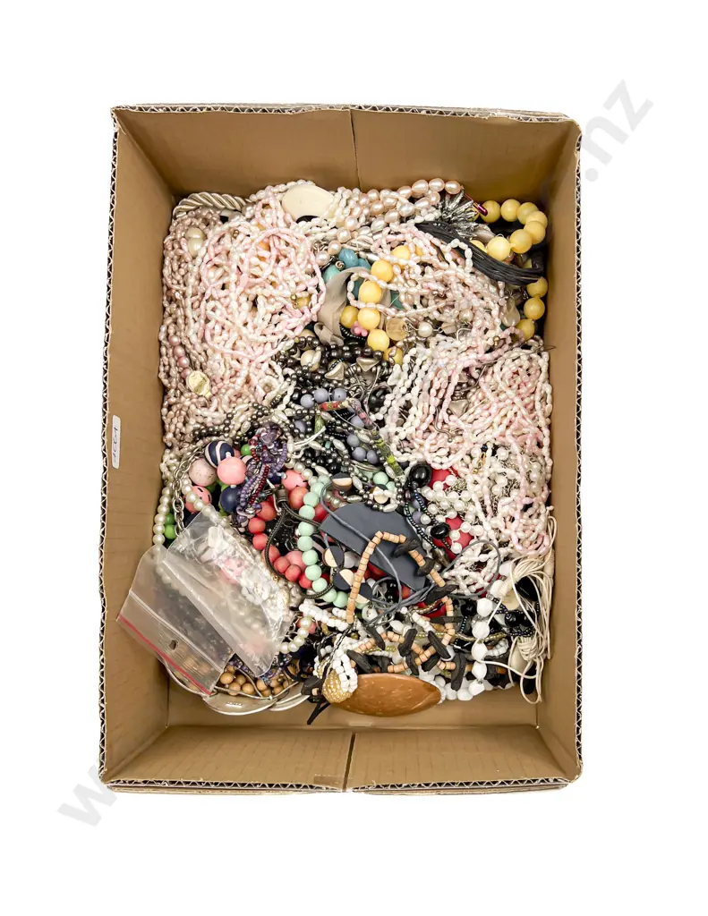 Box of Assorted Costume Jewellery Image 1++