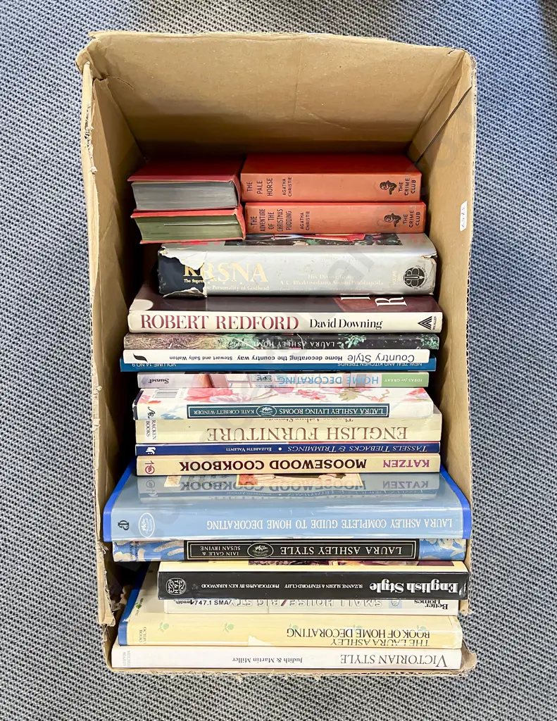 Box Quantity of Assorted Home Decorating Reference Volumes Image 1++