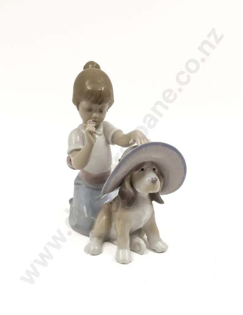 Lladro Figure "An Elegant Touch" Image 1++