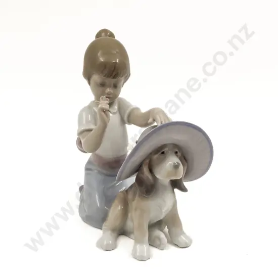 Lladro Figure "An Elegant Touch"