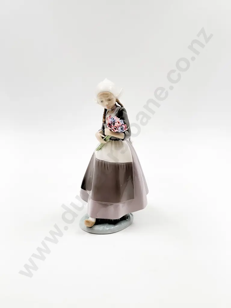 Lladro Figure Girl with a Bunch of Tulips Image 1++