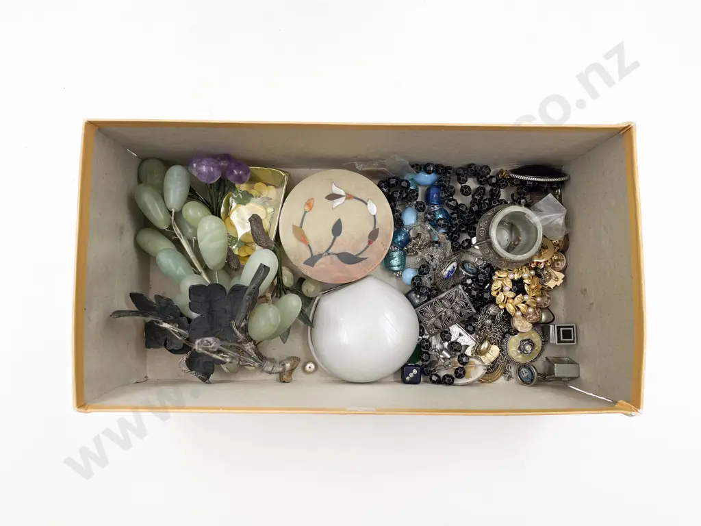 Quantity of Assorted Hardstone Ornaments & Costume Jewellery Image 1++