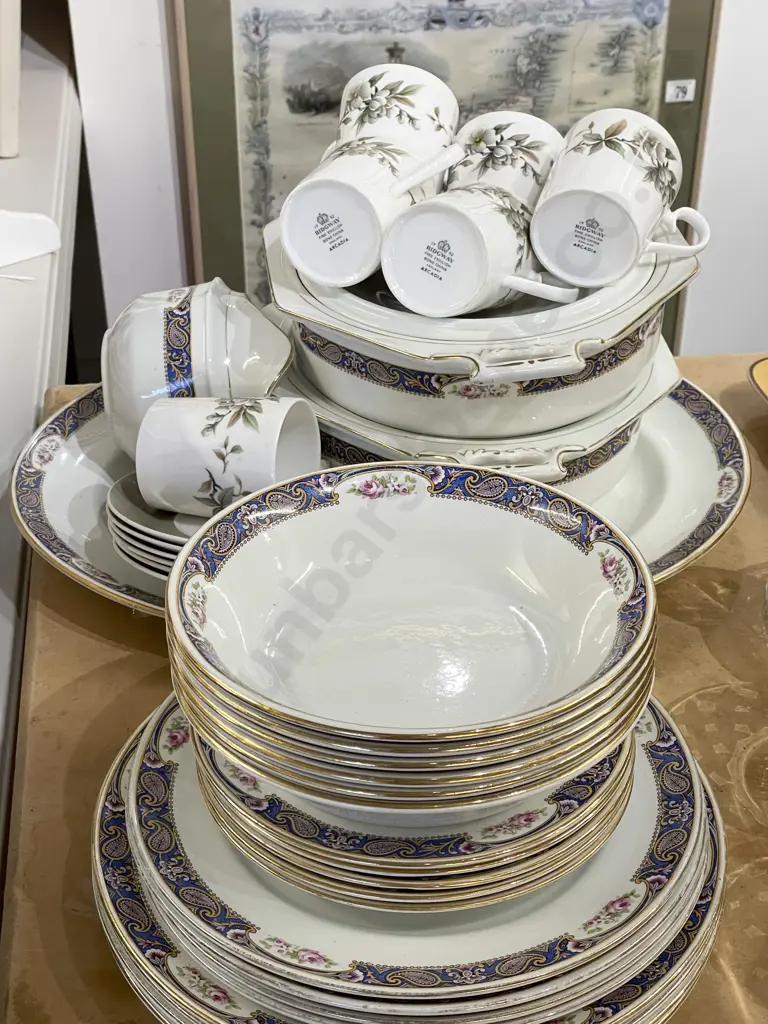 Quantity of Assorted China incl Part Dinnerset Image 1++
