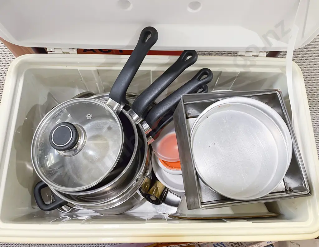 Large Quantity of Assorted Vintage Kitchenware etc Image 1++