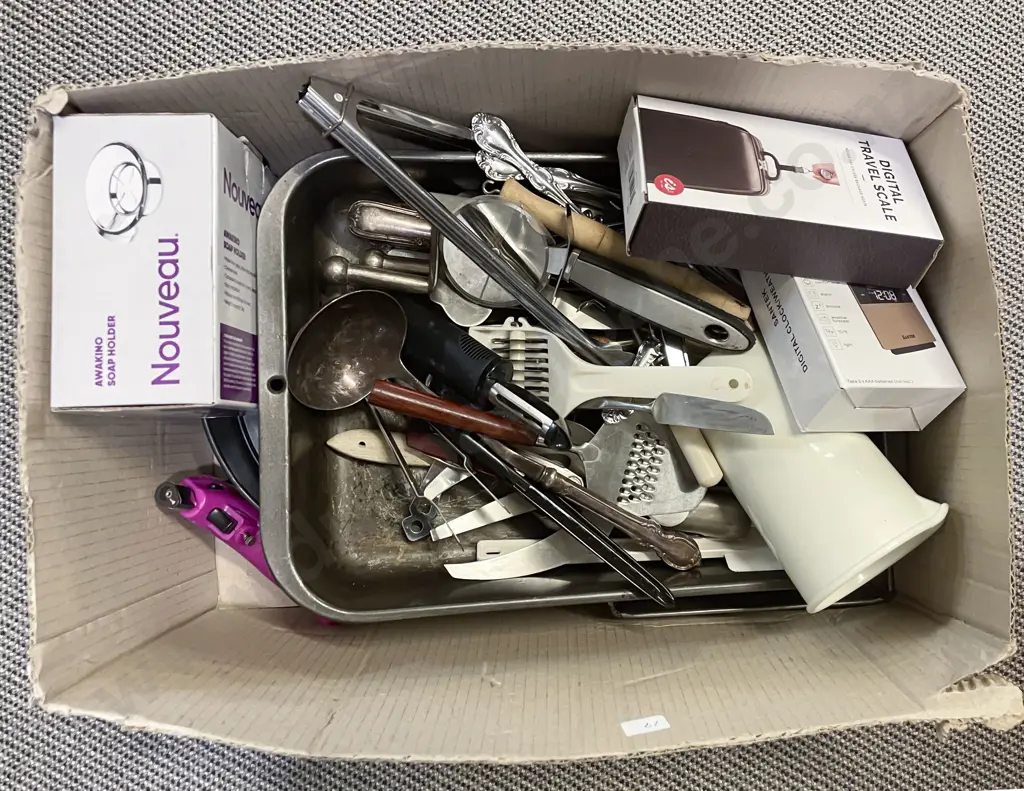 Large Quantity of Assorted Vintage Kitchenware etc Image 1++