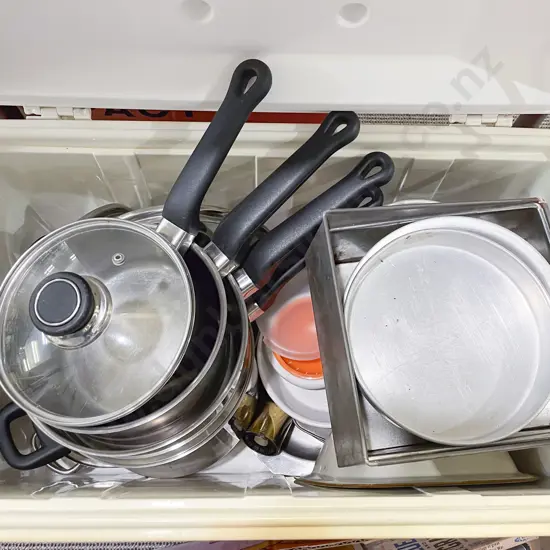 Large Quantity of Assorted Vintage Kitchenware etc