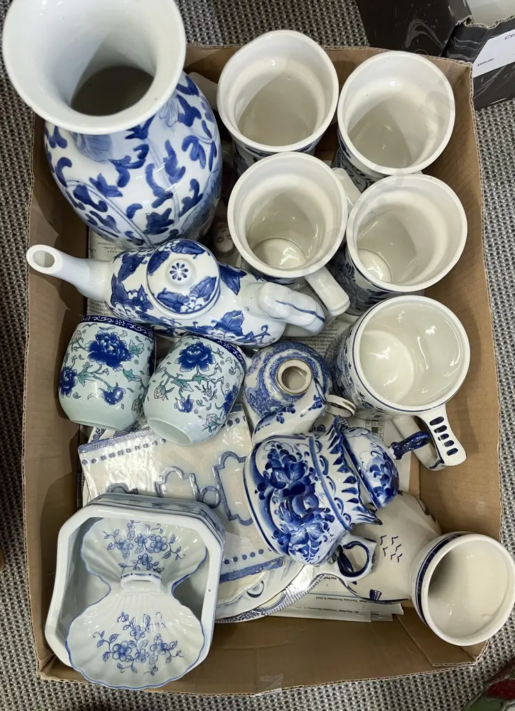 Box of Assorted Blue & White incl Delft Image 1++