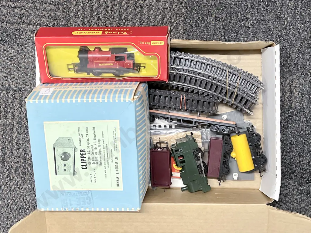 Two Triang HO Gauge Tank Locomotives Rolling Stock Clipper Controller and track Image 1++
