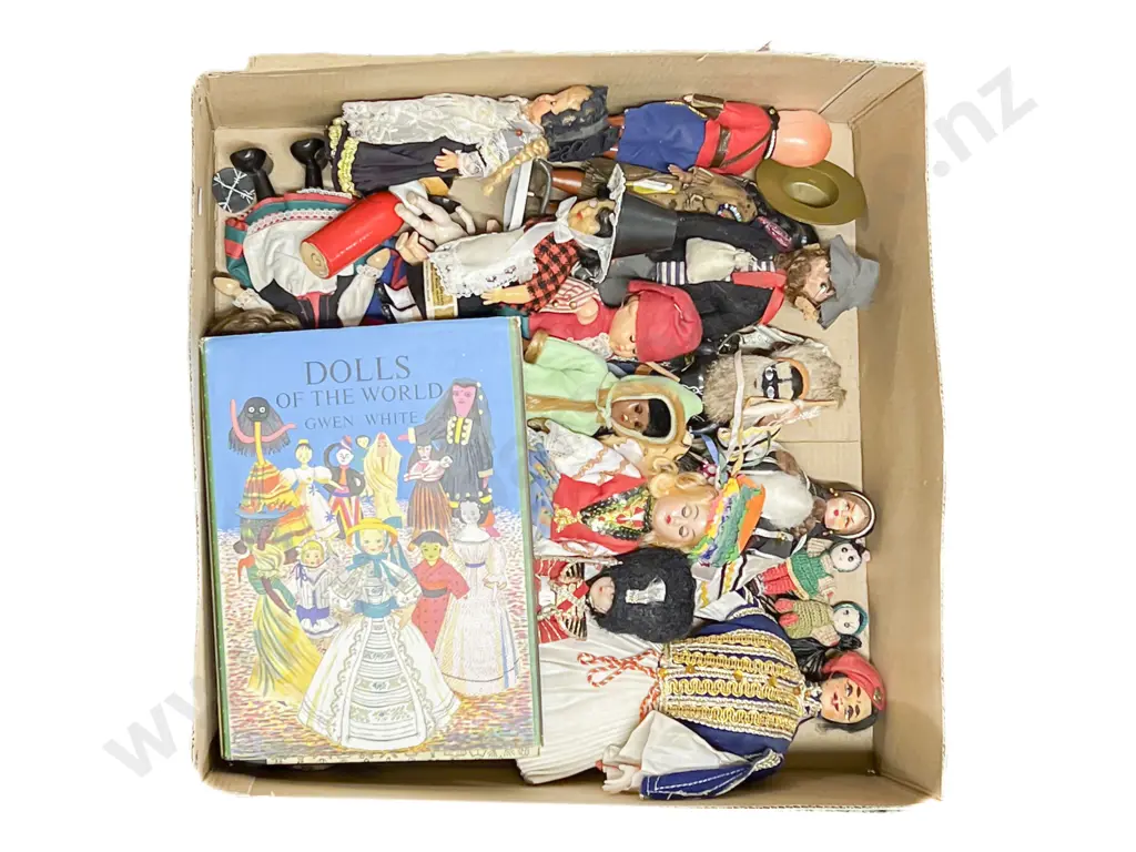 Collection National Costume Dolls Image 1++