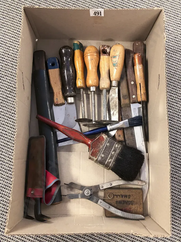 Box of Assorted Painter/Plasterer Tools etc Image 1++