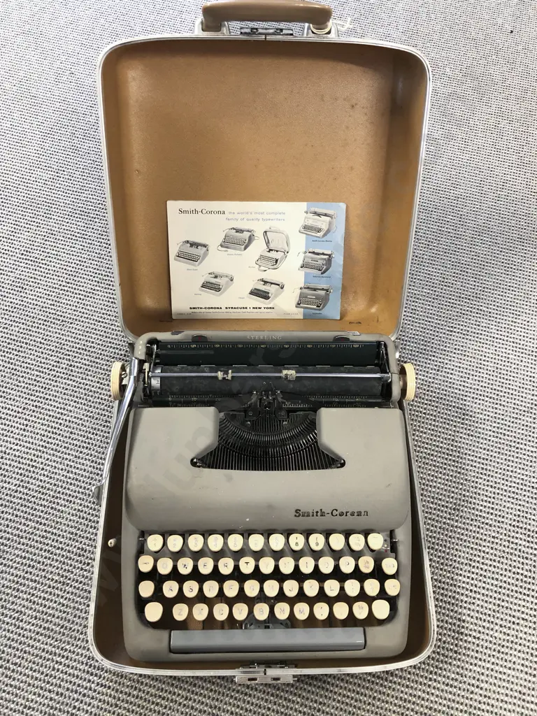Vintage Cased Smith Corona Portable Typewriter Image 1++