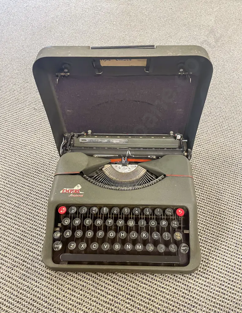 Portable Typewriter in Case Image 1++
