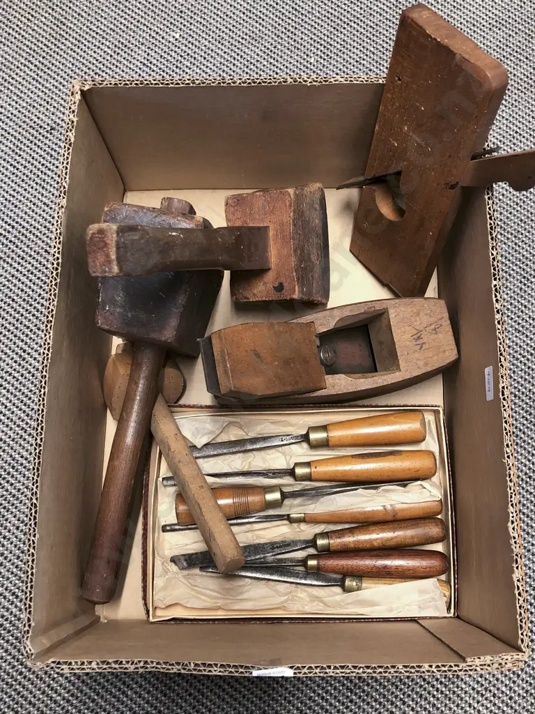 Quantity of Assorted Vintage Chisels & Planers Image 1++