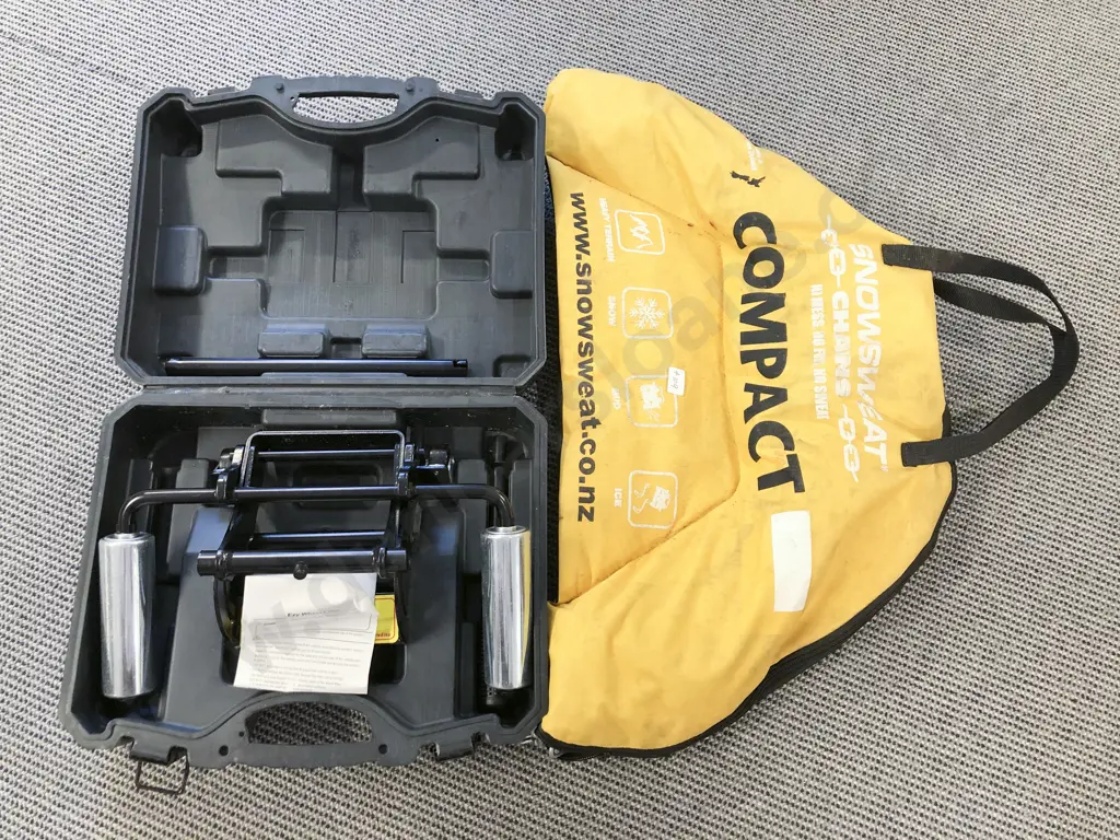 Boxed Ezi Wheel Lifter & Cased Snow Chains Image 1++