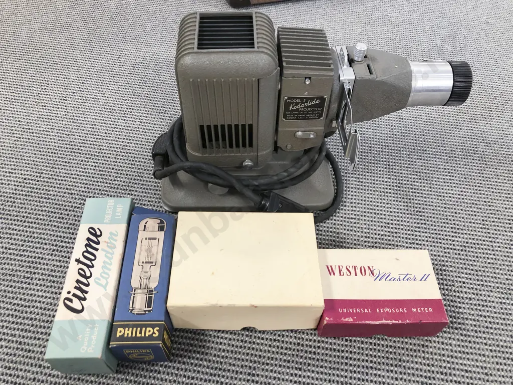 Cased Slide Projector with Projector Screen Image 1++