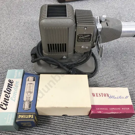 Cased Slide Projector with Projector Screen