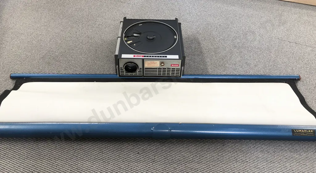 Vintage Projector in Case with Projector Screen Image 1++