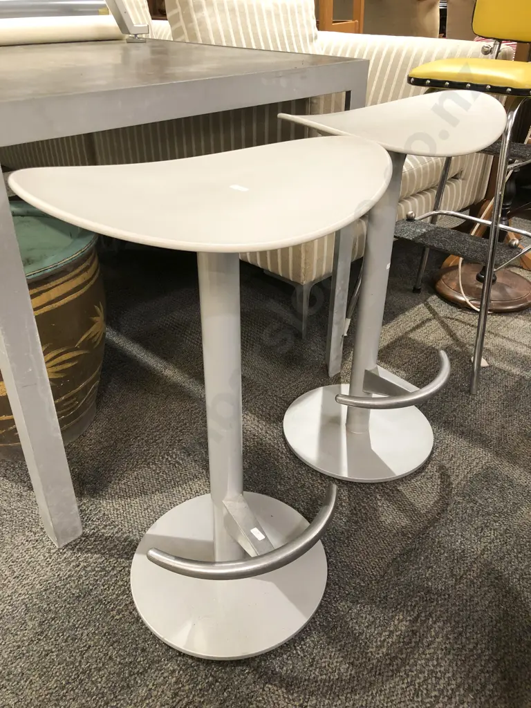 Pair of Modern Bar Stools Image 1++