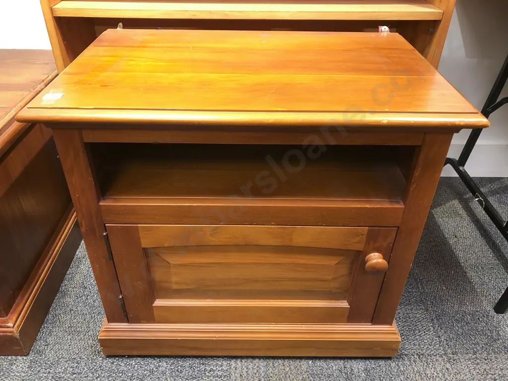 Rimu Side Cabinet Image 1++