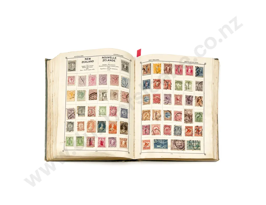 Vintage World Stamp Album with NZ Image 1++
