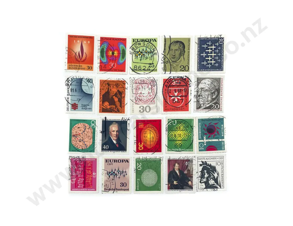 Qty World Semi-Sorted and Pre-packaged Stamps Image 1++