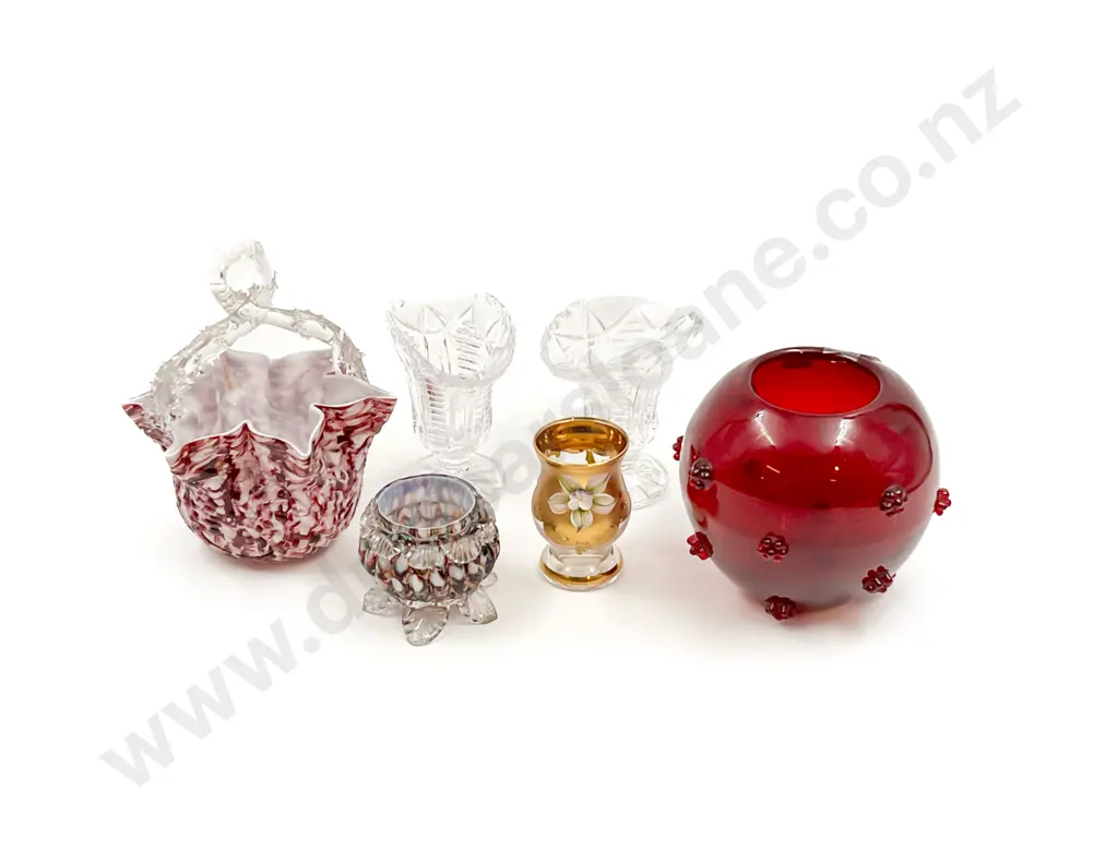 Small Quantity of Assorted Art Glass Vases etc Image 1++