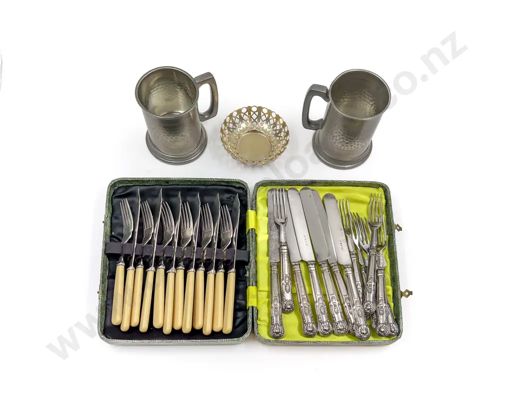 Quantity of Assorted Bone Handled & Kings Plate Cutlery together with Pewter Tankards etc Image 1++