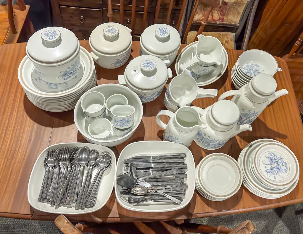 RD Lambeth Stoneware "Inspiration" Pattern Part Dinner Service Image 1++