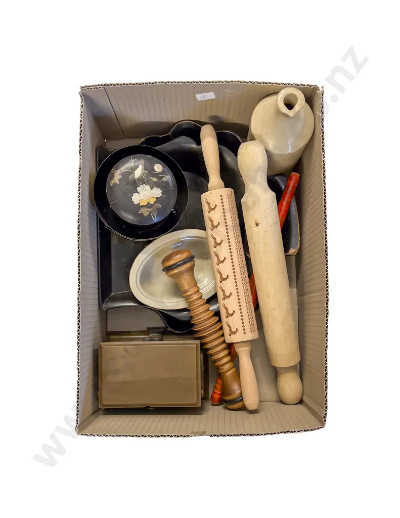 Box Quantity of Assorted Vintage incl Lacquer Ware & Kitchenalia Image 1++
