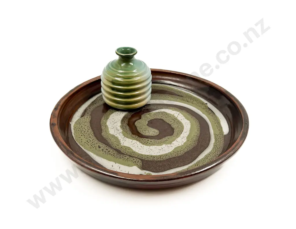 Two Pieces of NZ Pottery Image 1++