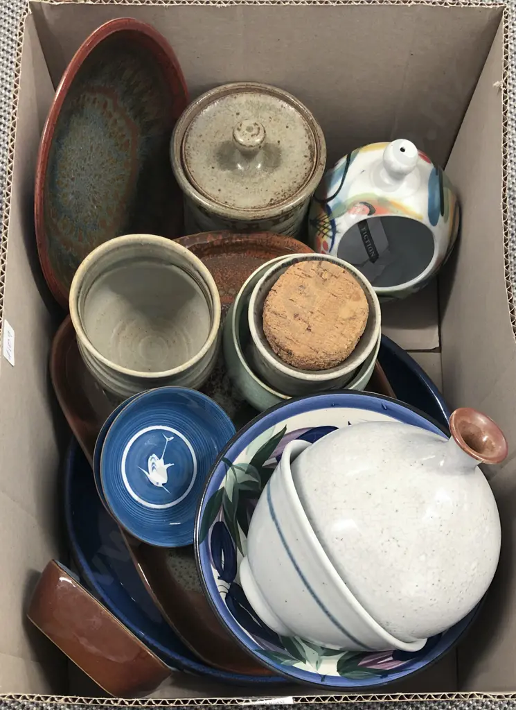 Box of Assorted Pottery Image 1++