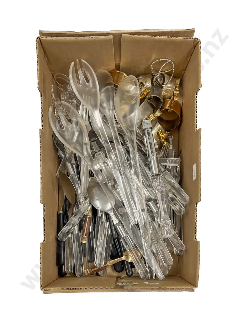 Quantity of Assorted Cutlery & Table Ware Image 1++