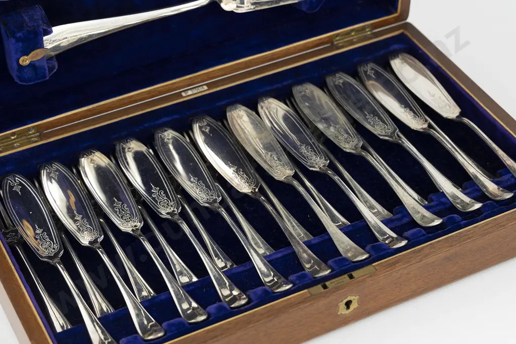Edw Walnut Cased Set Of 12 Fish Knives Image 1++