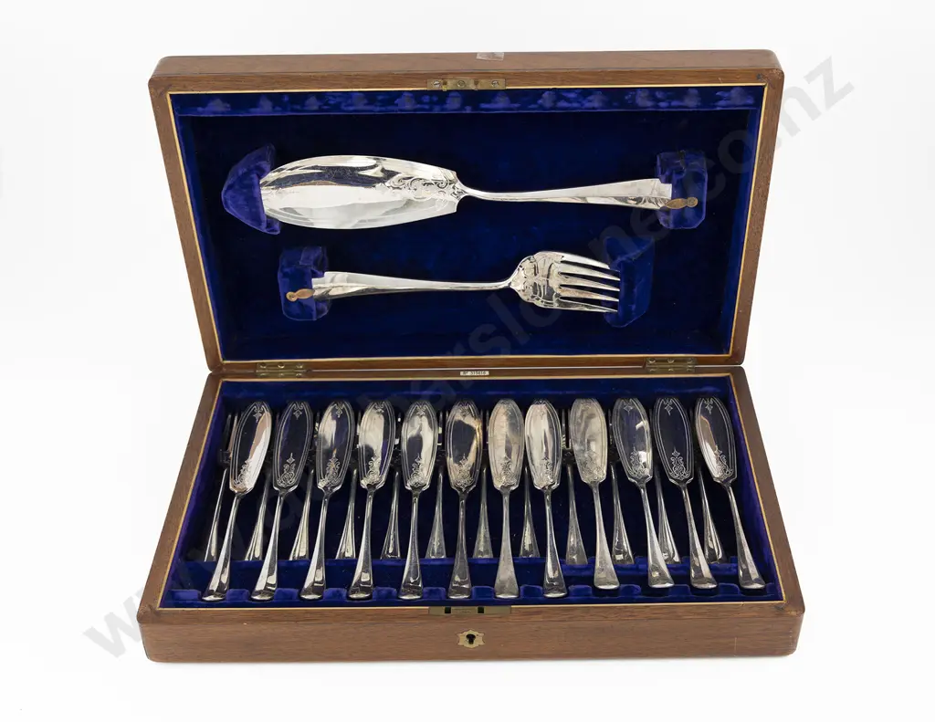 Edw Walnut Cased Set Of 12 Fish Knives Image 1++