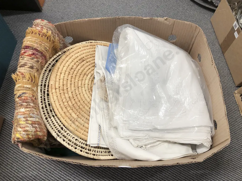Box Quantity of Vintage Linen & Assorted Table Ware Image 1++