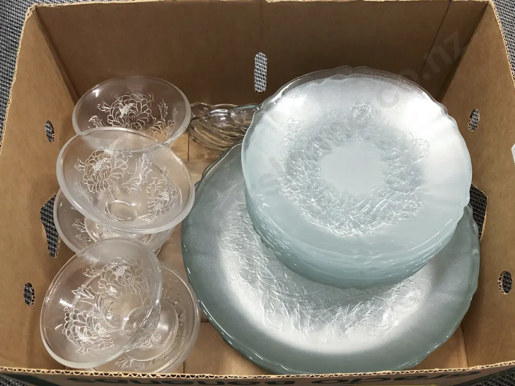 Box Quantity of Assorted Glass Ware Image 1++