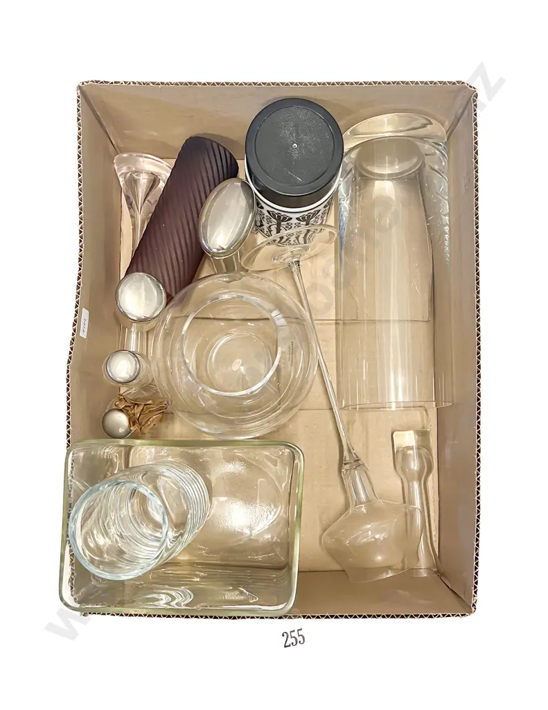 Box Quantity of Assorted Glass Ware etc Image 1++