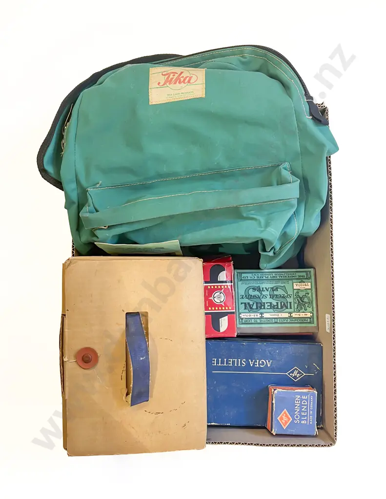 Box incl Slide Projector & Assorted Accessories Image 1++
