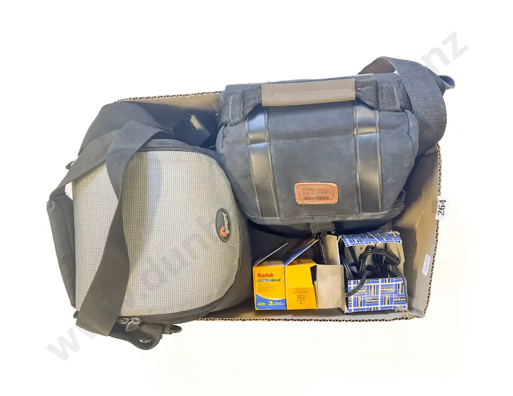 Box incl Slide Projector & Assorted Accessories Image 1++