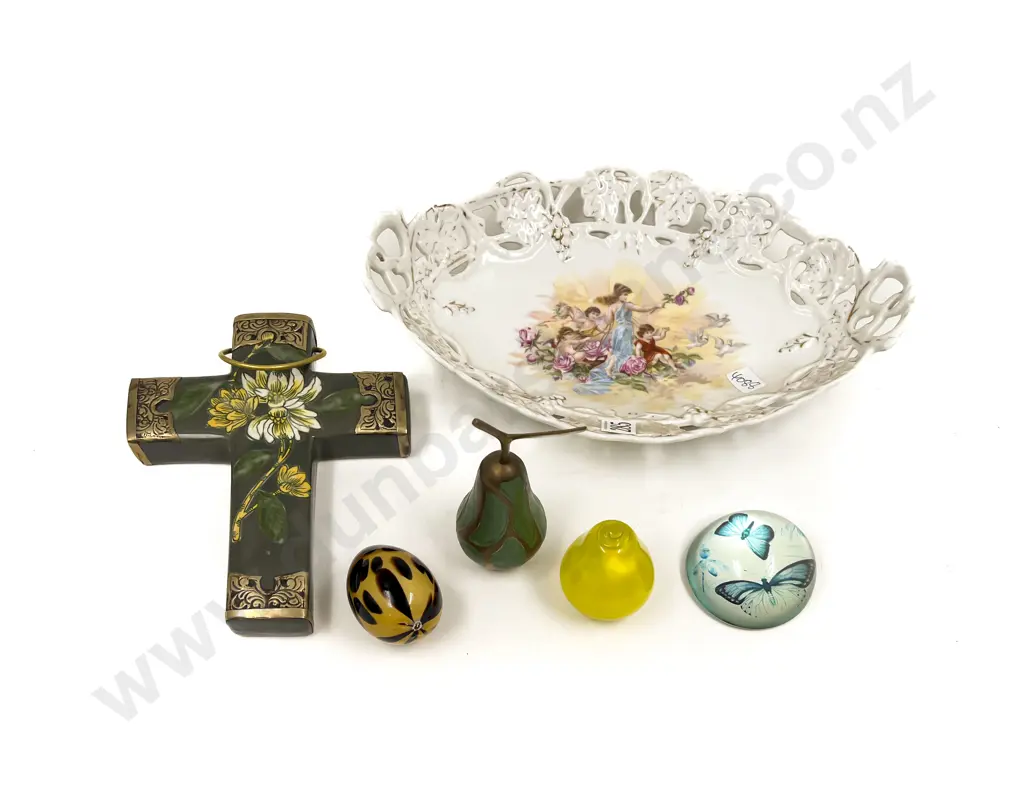 Quantity of Assorted Ornaments Image 1++