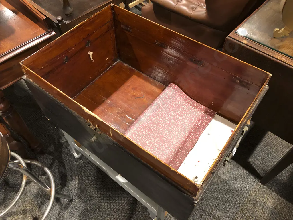 Lacquered Blanket Box Image 1++