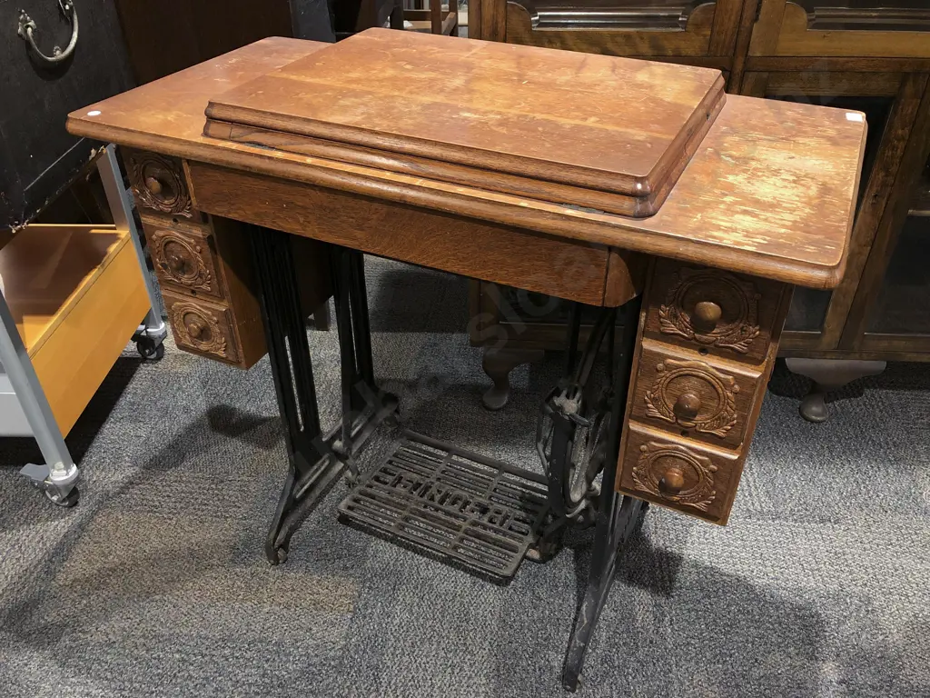 Singer Sewing Machine Image 1++