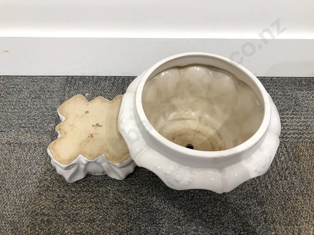 Claytan Stoneware Glazed Planter on Stand Image 1++